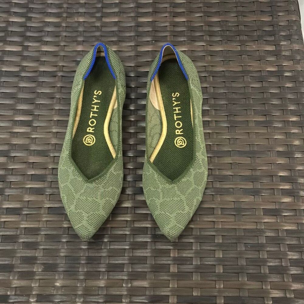 Rothy’s The  point flats in Safari green giraffe print women’s size 8
